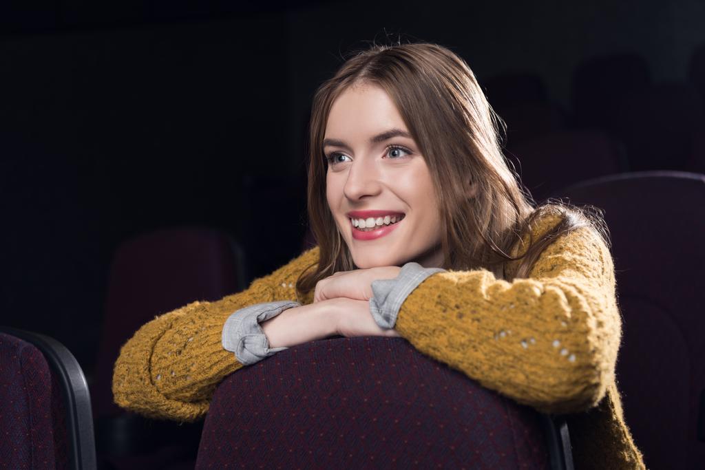 junges fröhliches Mädchen schaut Film im Kino - Foto, Bild