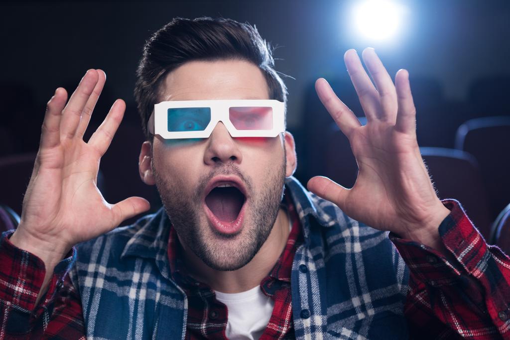 красивий шокований чоловік в 3d окулярах дивитися фільм в кіно
 - Фото, зображення