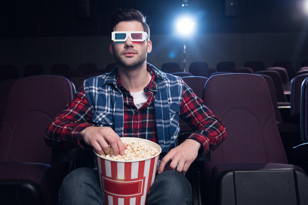 όμορφος άνδρας στο 3d γυαλιά με ποπ κορν βλέποντας ταινία στον κινηματογράφο - Φωτογραφία, εικόνα