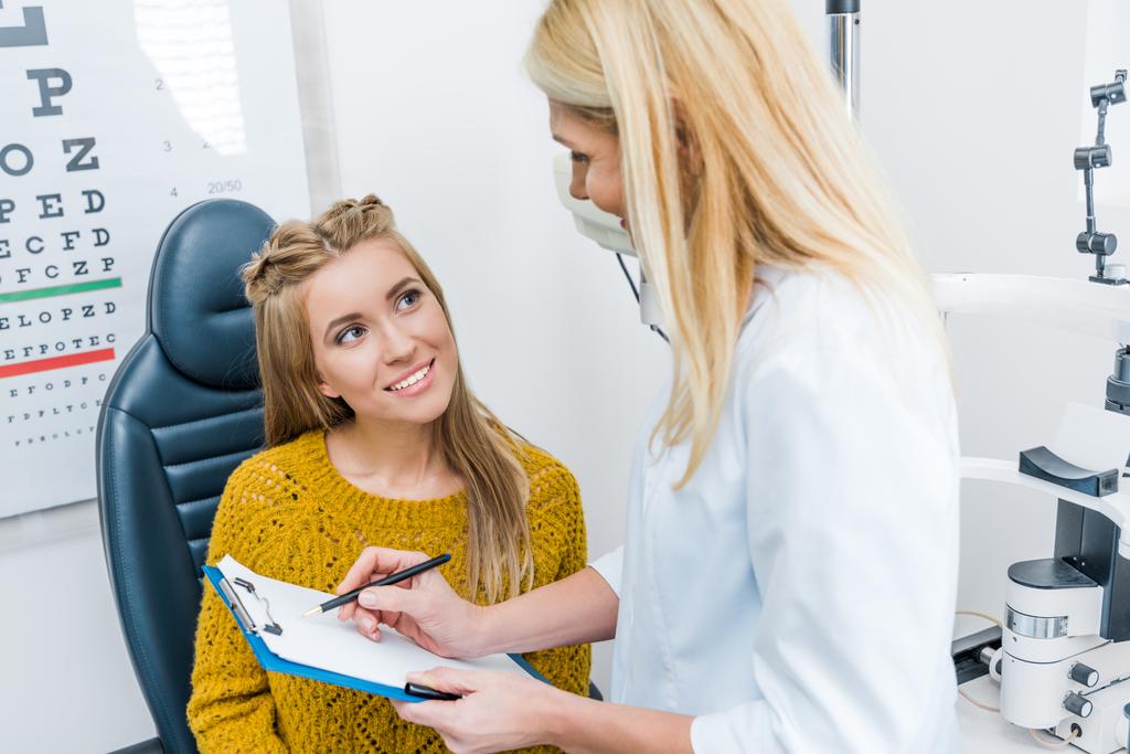 optik psaní Diagnostika pro usmívající se pacient v klinice - Fotografie, Obrázek