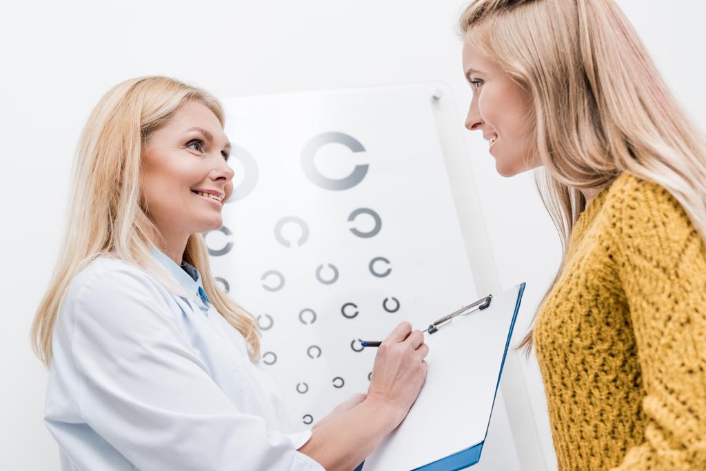 patient et oculiste avec diagnostic et tableau oculaire derrière
 - Photo, image