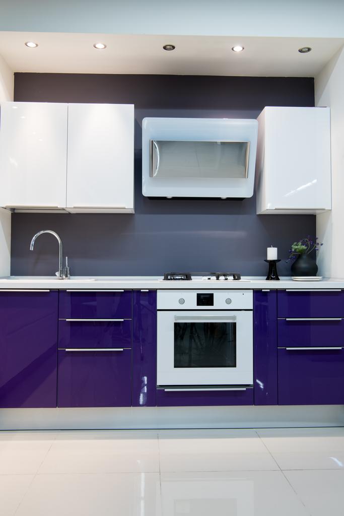 paarse moderne keuken interieur met bakken oven - Foto, afbeelding