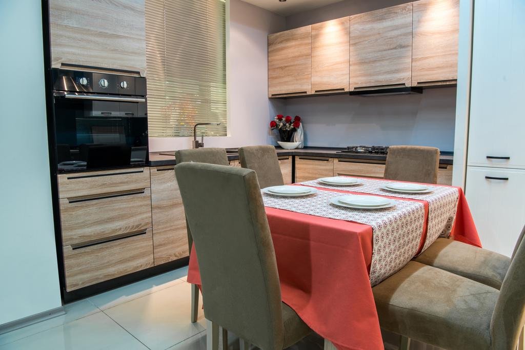 moderní kuchyň a jídelní místnost interiér - Fotografie, Obrázek