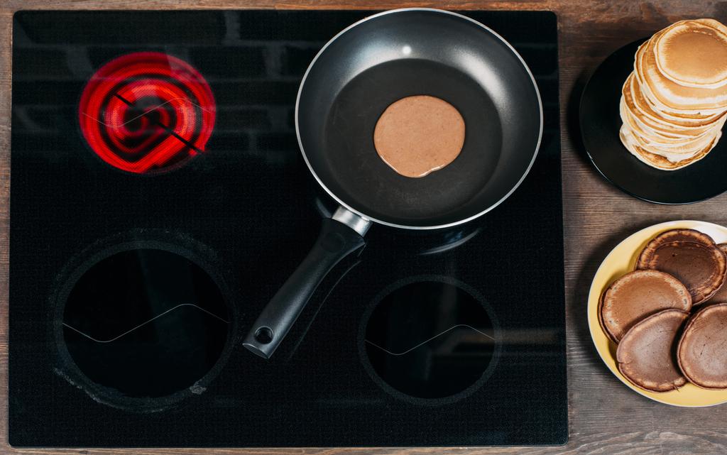 вид зверху приготування млинців на сковороді
 - Фото, зображення