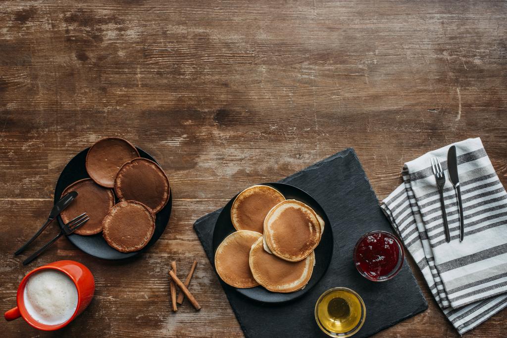 κάτοψη του νόστιμο πρωινό με καφέ και τηγανίτες στο ξύλινο τραπέζι - Φωτογραφία, εικόνα