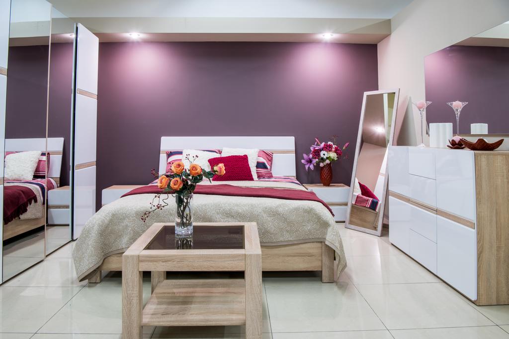 затишний сучасний інтер'єр спальні в фіолетових тонах
 - Фото, зображення