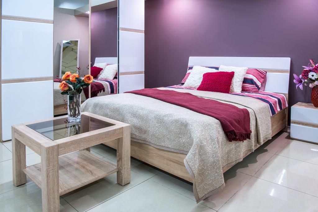 уютный современный интерьер спальни в фиолетовых тонах
 - Фото, изображение