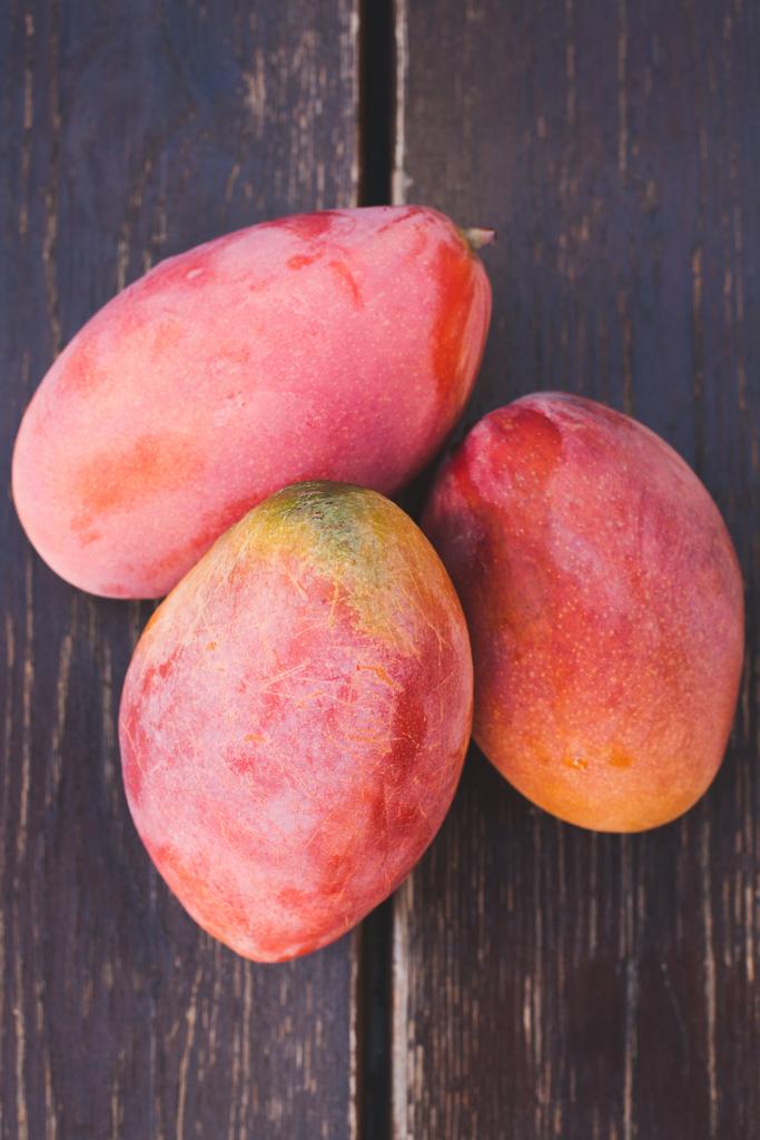 frutas dulces de mango maduras sobre mesa de madera
 - Foto, imagen