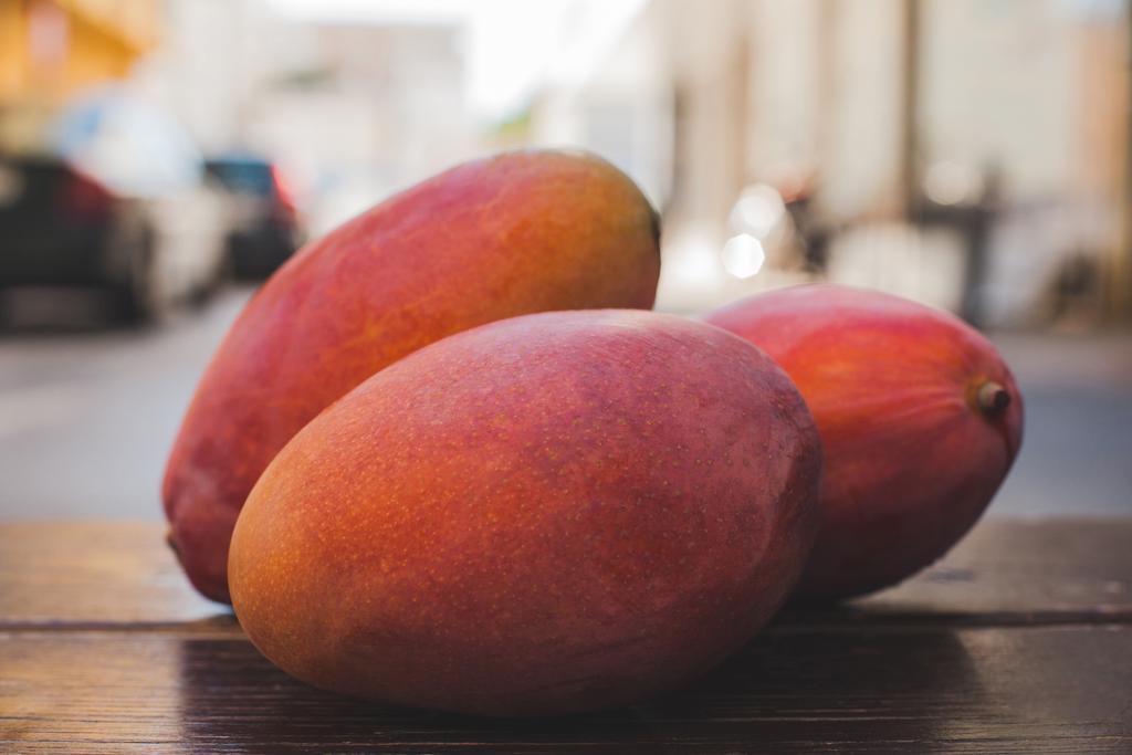 owoce dojrzałe mango słodki nad drewnianym stole - Zdjęcie, obraz