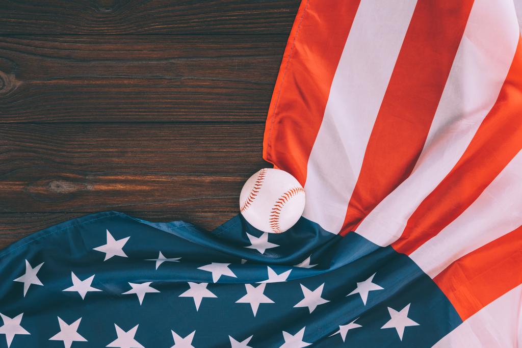 vista superior de pelota de béisbol y bandera americana en mesa de madera
 - Foto, Imagen