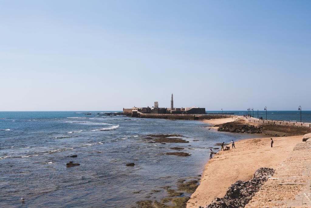 vista panorâmica da praia espanhola sob céu azul claro
 - Foto, Imagem