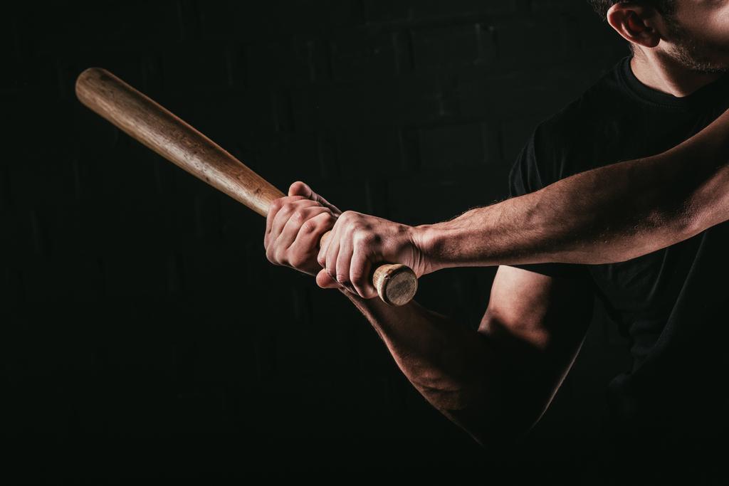 siyah izole sopası ile beyzbol oynayan gencin kırpılmış atış  - Fotoğraf, Görsel