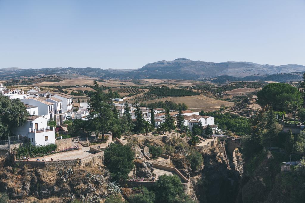 живописный вид на испанский пейзаж с холмами, горами и зданиями
 - Фото, изображение
