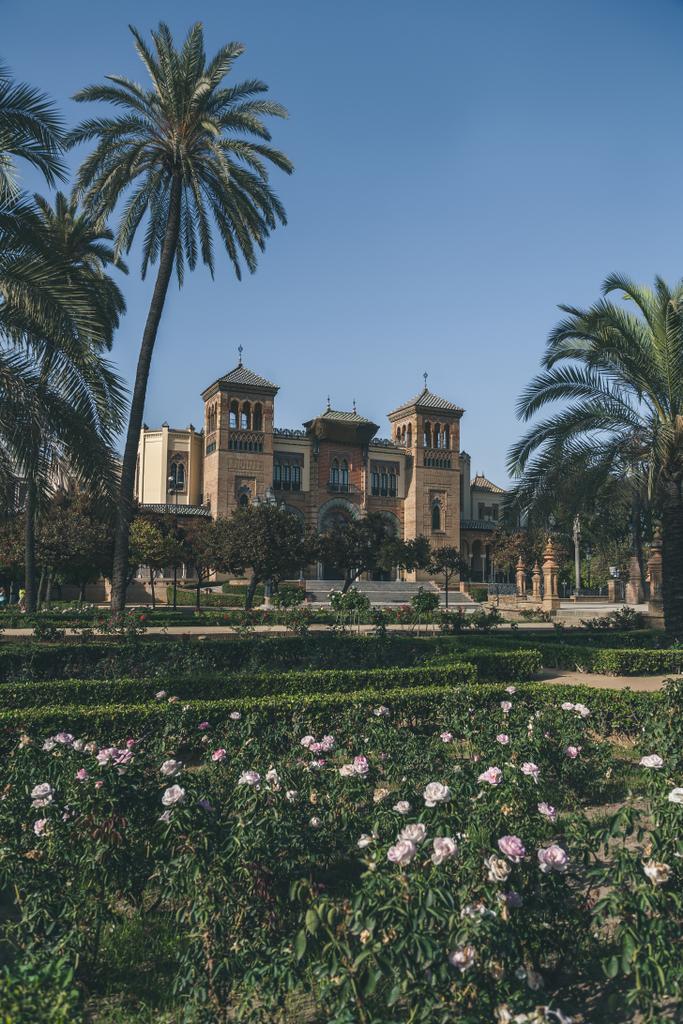 vista del museo en el Parque María Luisa, Sevilla, España
 - Foto, imagen