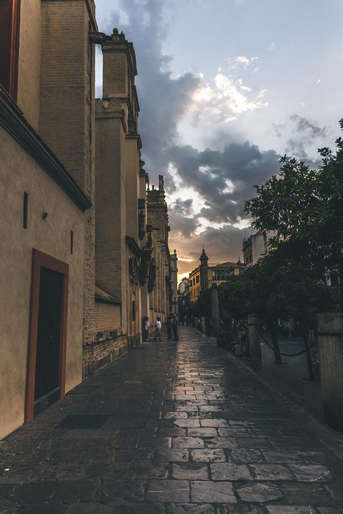 vista de la calle al atardecer bajo un hermoso cielo nublado, España
 - Foto, imagen