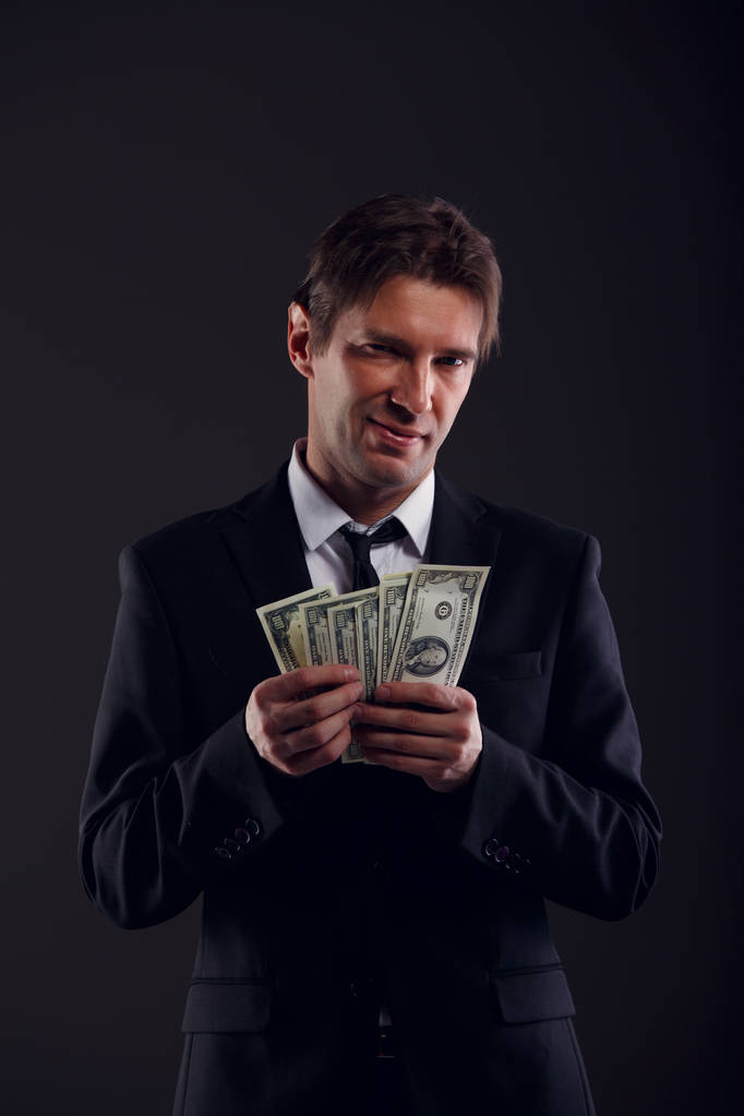 Imagen del hombre en traje de negocios contando dólares
 - Foto, Imagen
