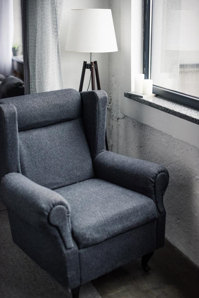 wygodny fotel w pobliżu okna w nowoczesny apartament - Zdjęcie, obraz