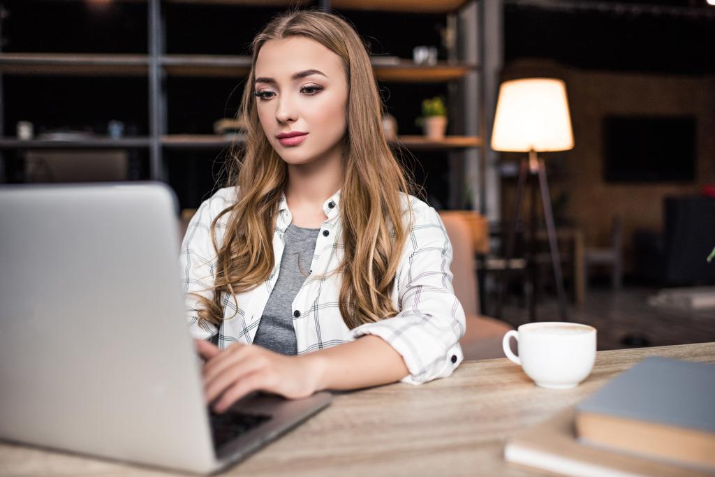 laptop ile modern ofiste çalışan ciddi genç iş kadını - Fotoğraf, Görsel