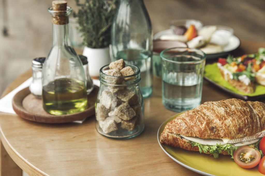 朝食用のテーブルに砂糖とサンドイッチのクローズ アップ ビュー - 写真・画像
