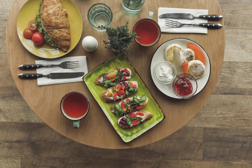 vista superior do pequeno-almoço saudável gourmet servido na mesa
 - Foto, Imagem
