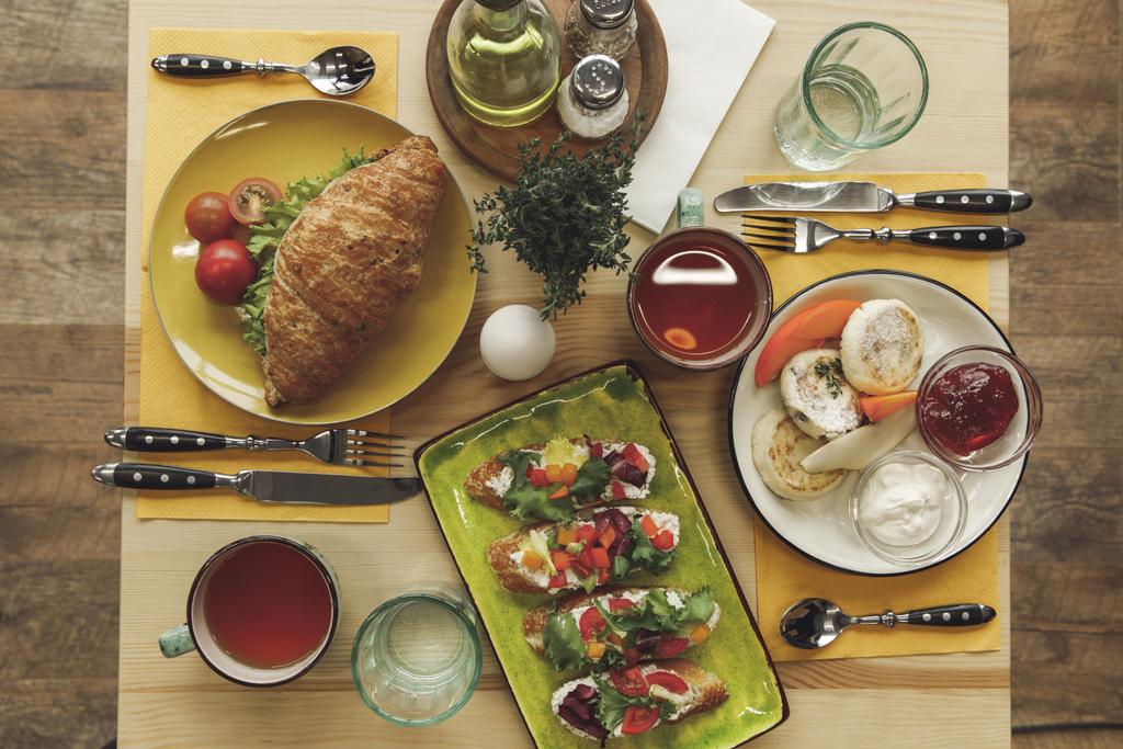 ahşap masa üzerinde sunulan lezzetli sağlıklı kahvaltı Üstten Görünüm - Fotoğraf, Görsel