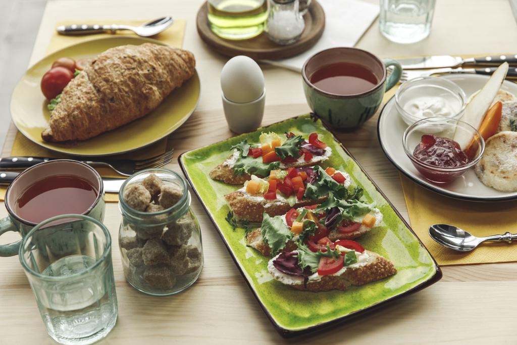 新鮮なおいしいサンドイッチと朝食のテーブルの上をクローズ アップ - 写真・画像