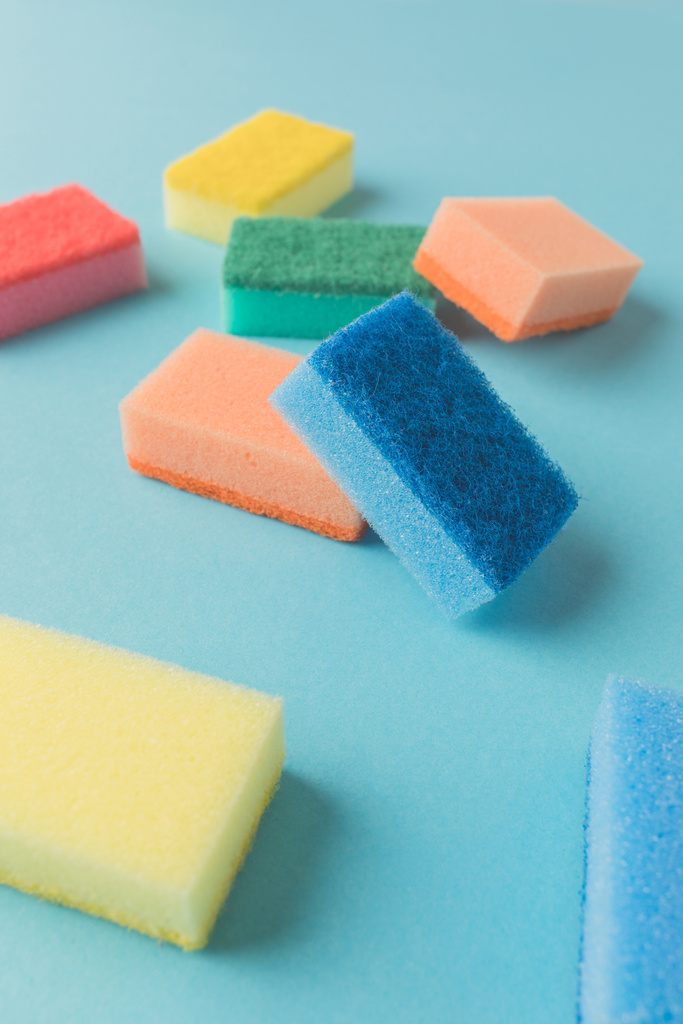 estudio disparo de colorido lavado esponjas de cocina, en azul
 - Foto, imagen