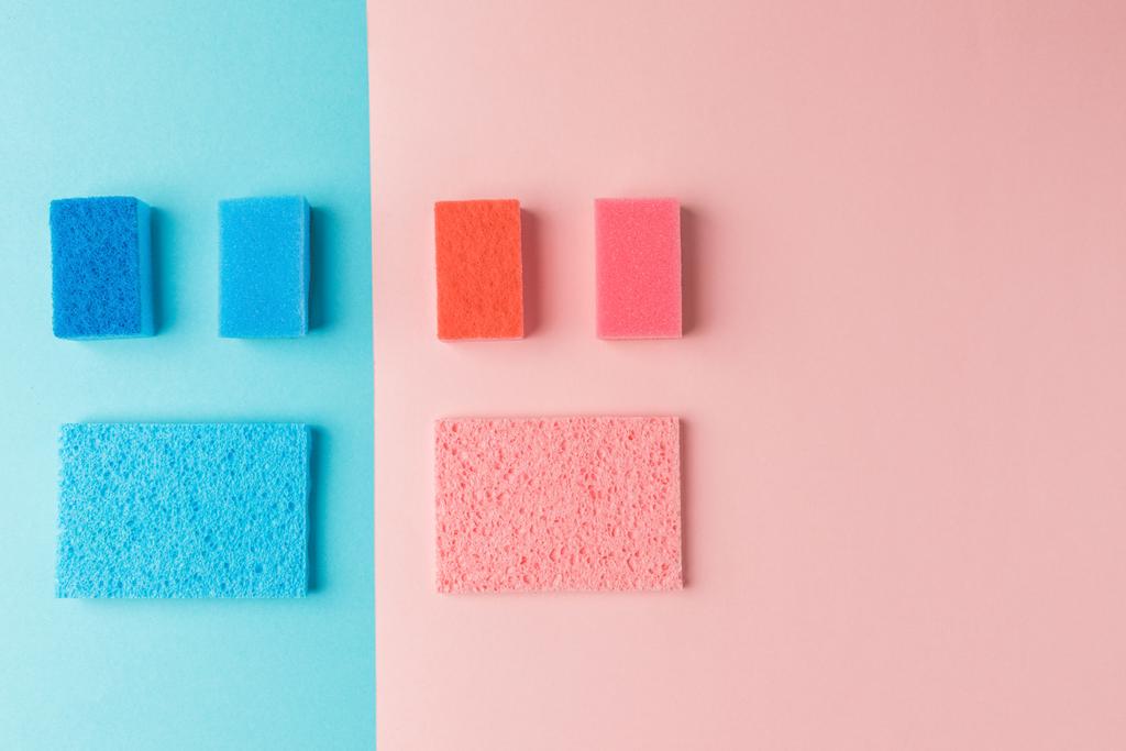 vista superior de esponjas de lavagem coloridas, em rosa e azul
 - Foto, Imagem