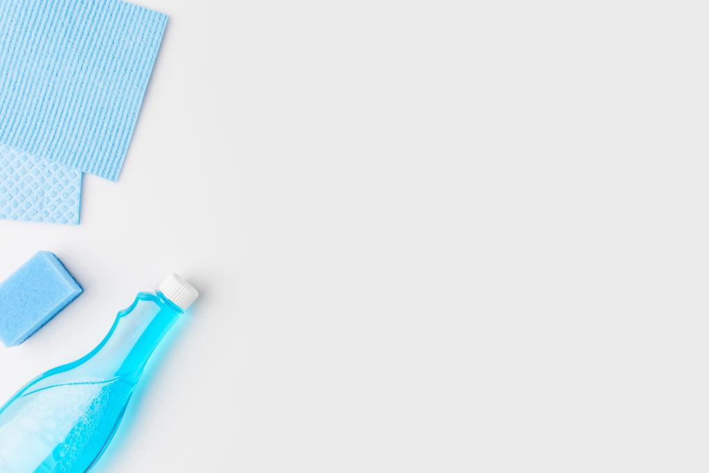 vista superior de esponjas de lavagem azul e frasco de spray, isolado em branco
 - Foto, Imagem