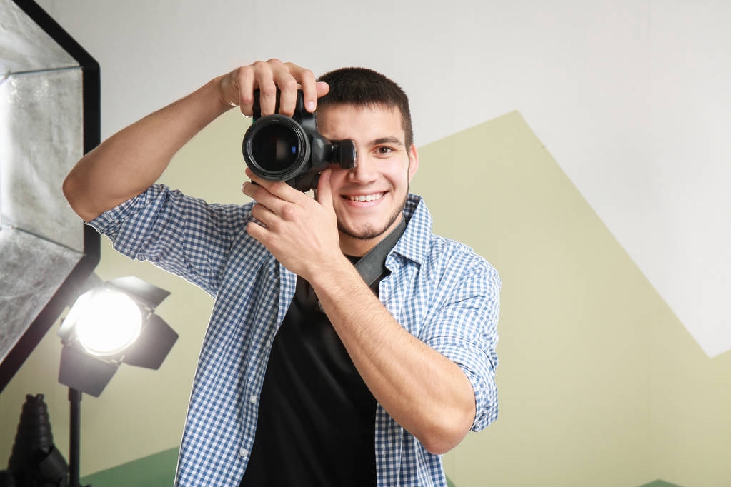 Junge Fotografin arbeitet in professionellem Studio - Foto, Bild