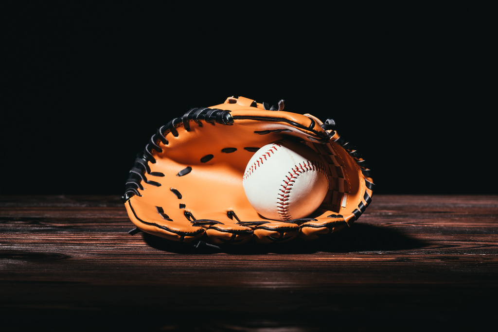 γκρο πλαν θέα μπάλα του μπέιζμπολ και γάντι σε ξύλινο τραπέζι - Φωτογραφία, εικόνα