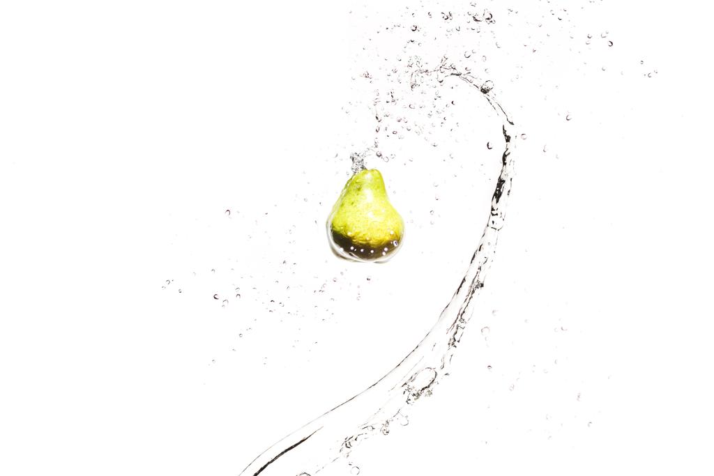 frische reife Birne im Wasser spritzt isoliert auf weiß - Foto, Bild