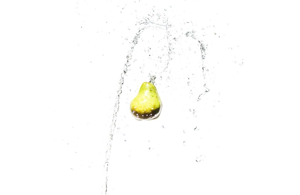 poire fraîche mûre dans les éclaboussures d'eau isolée sur blanc
 - Photo, image