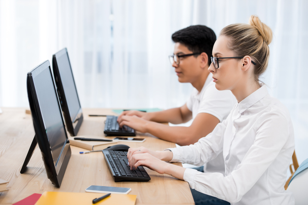nuoret teini-ikäiset opiskelijat työskentelevät tietokoneiden kanssa
 - Valokuva, kuva
