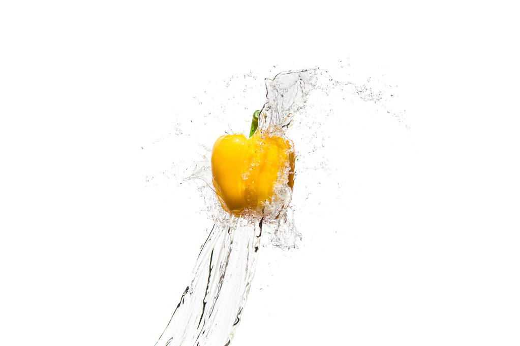 pimentão amarelo em salpicos de água isolados no branco
 - Foto, Imagem
