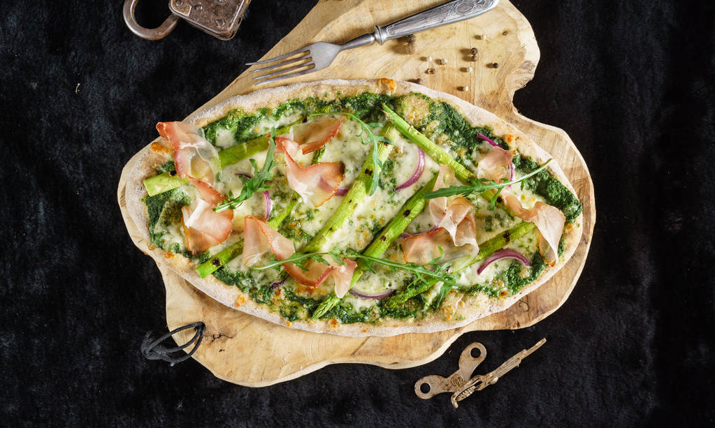 pizza met asperges en spek, close-up - Foto, afbeelding