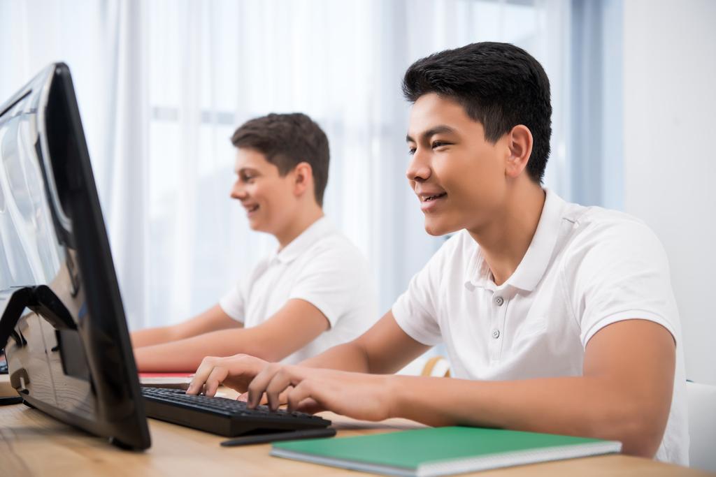 fiatal, boldog tinédzser fiúk tanul a számítógépek - Fotó, kép