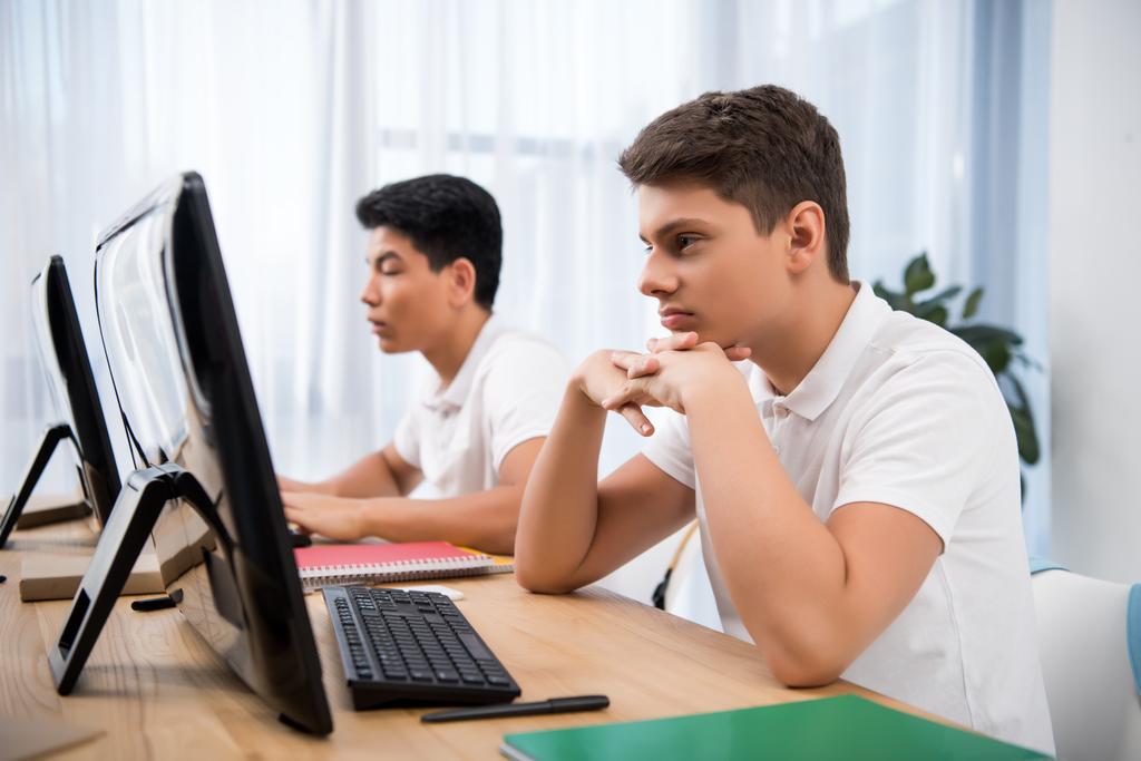 jóvenes adolescentes chicos estudiando en computadoras
 - Foto, Imagen