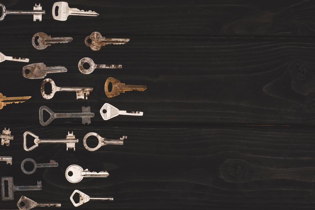 vista dall'alto di diverse chiavi vintage su tavolo nero
 - Foto, immagini