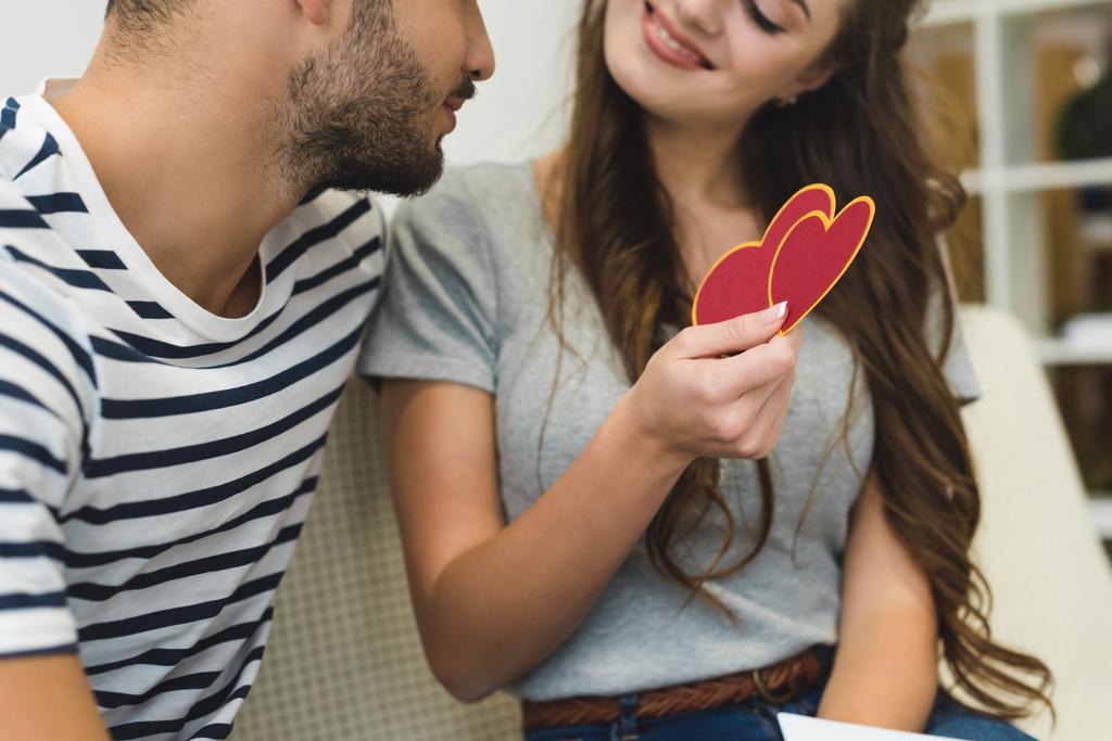 女性が彼氏にバレンタインの日のグリーティング カードを表示 - 写真・画像