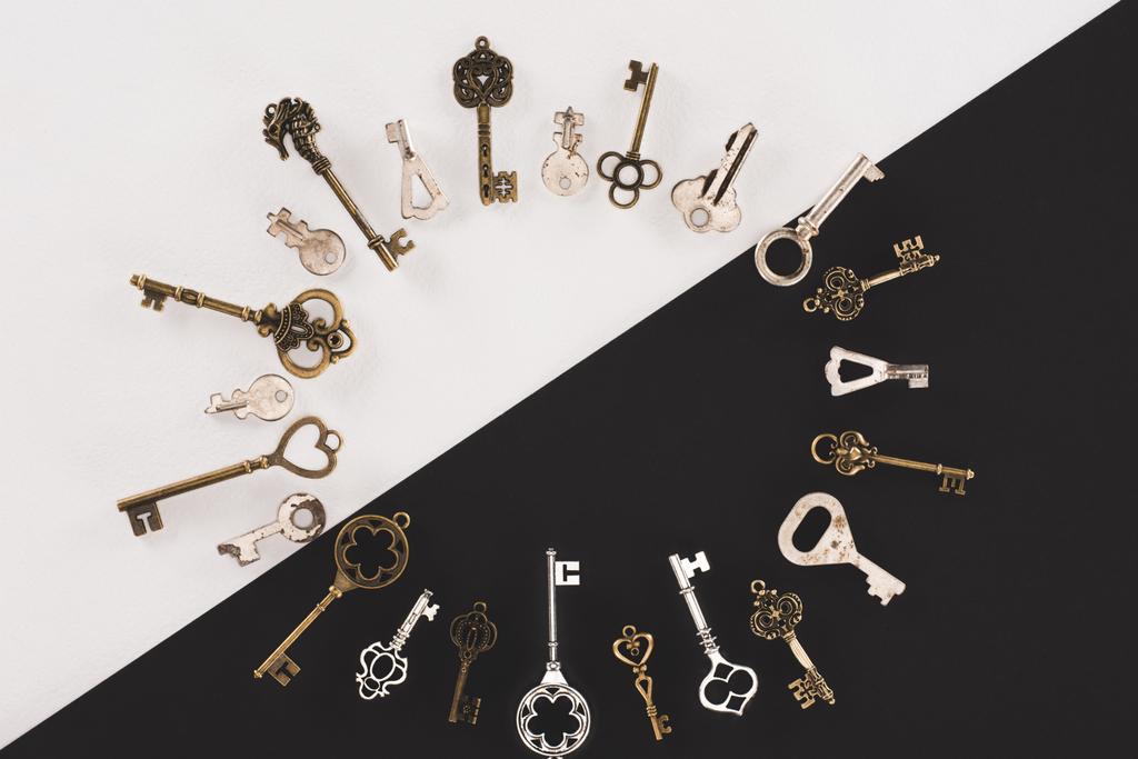 szemközti nézet különböző vintage keys kör keret felső fekete-fehér háttér - Fotó, kép