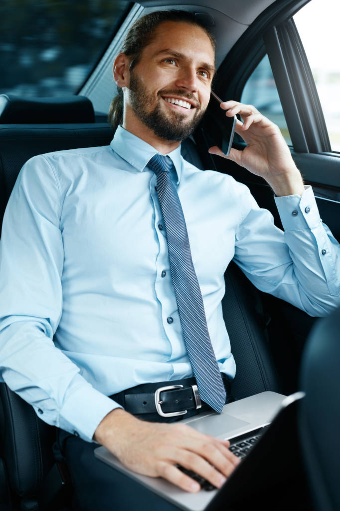 Homme d'affaires en voiture appelant au téléphone tout en allant au travail
 - Photo, image