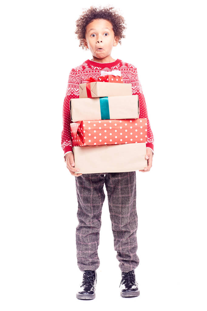 Niño con montón de regalos de Navidad
 - Foto, Imagen