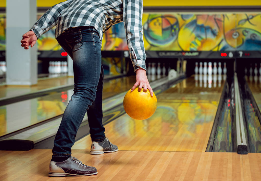 A fiatalember a bowling labdát - Fotó, kép