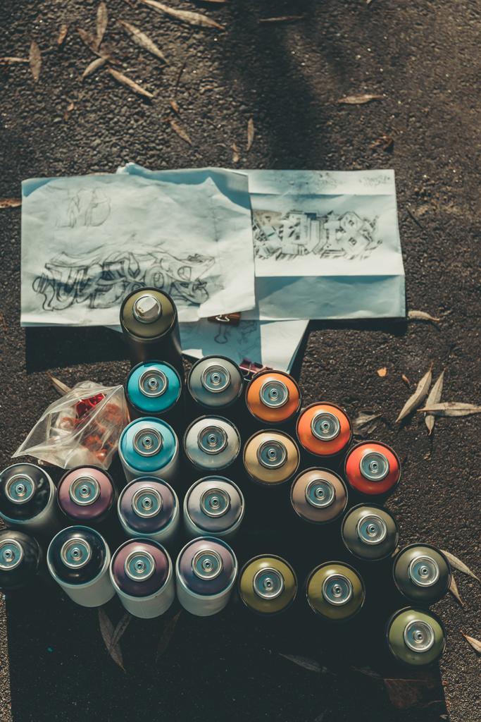 κάτοψη του Σκίτσα γκράφιτι και κουτιά με πολύχρωμα σπρέι painton ασφάλτου - Φωτογραφία, εικόνα