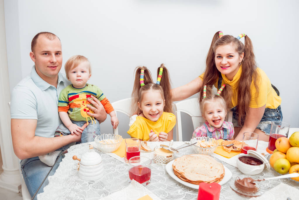 Веселая молодая семья веселится дома
 - Фото, изображение