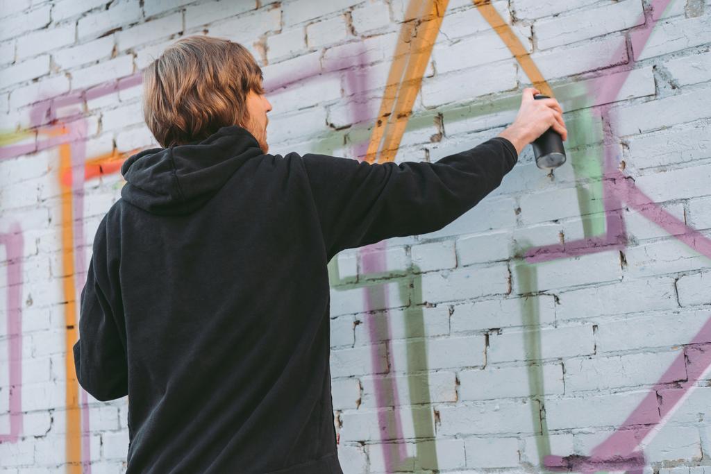 festmény színes graffitik a falon épület utcai művész - Fotó, kép