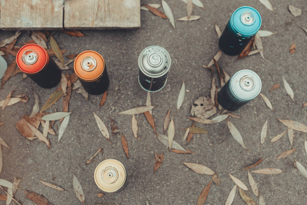 vista superior de latas con pintura en aerosol de colores para graffiti
 - Foto, Imagen