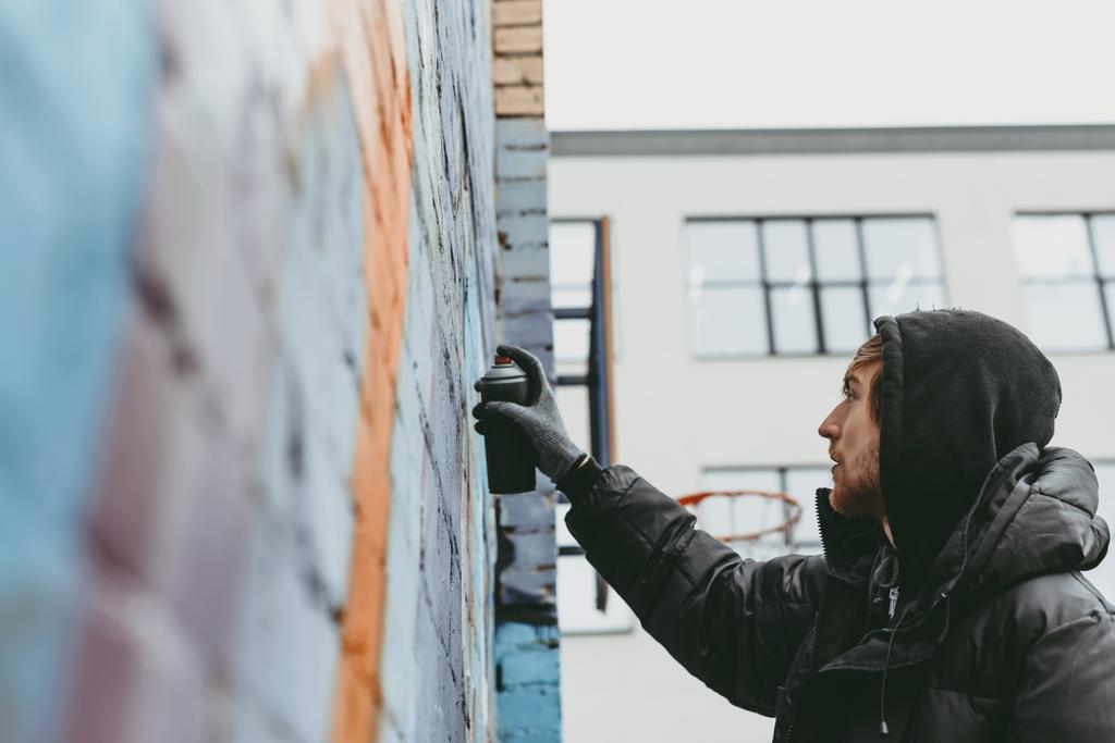 uomo pittura graffiti colorati sul muro
 - Foto, immagini