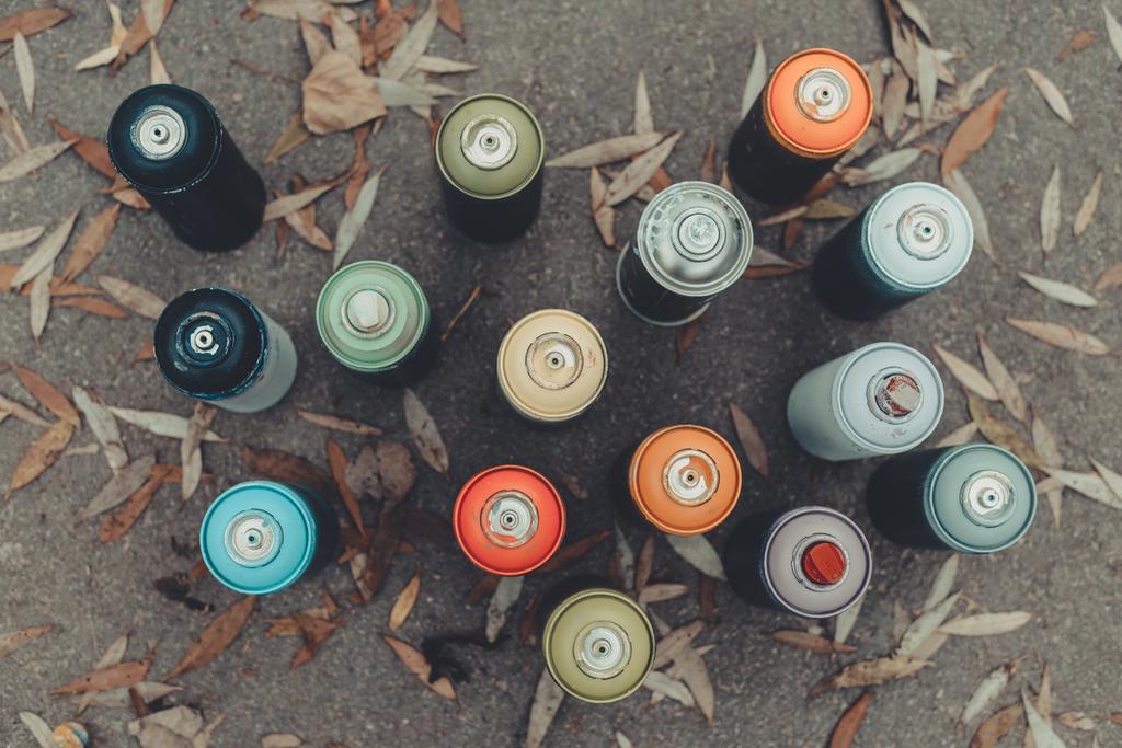 vista superior de latas con pintura en aerosol de colores para graffiti
 - Foto, imagen